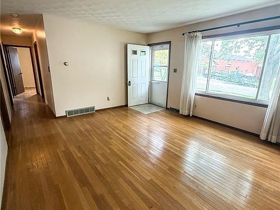 5th image of 100 Rossway Ave