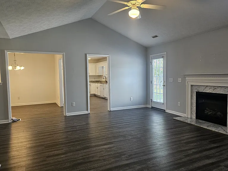 Living room/gas fireplace