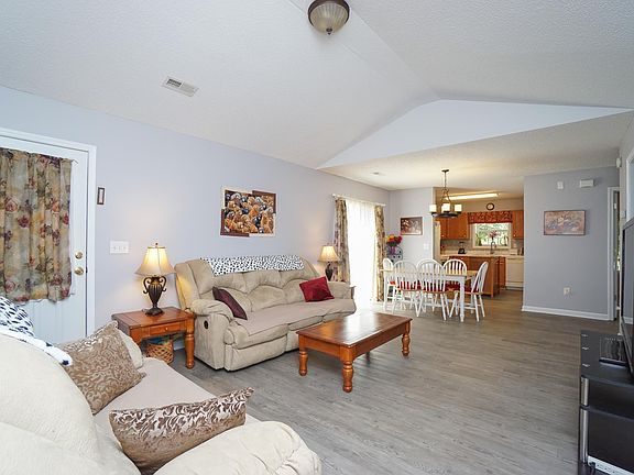 4th image of 209 Glenlea Ln