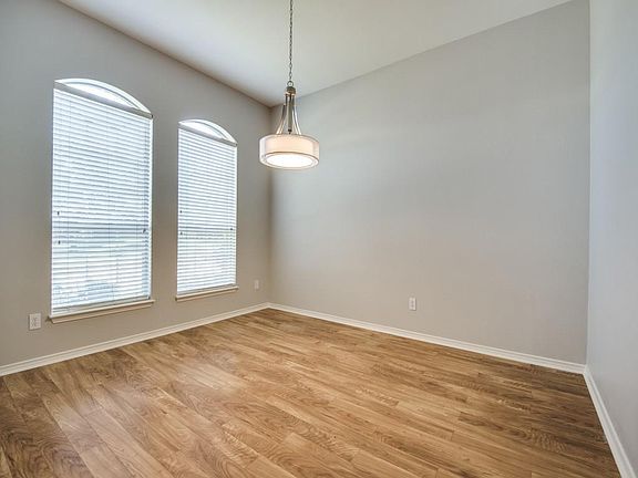 5th image of 2604 Leicester Dr