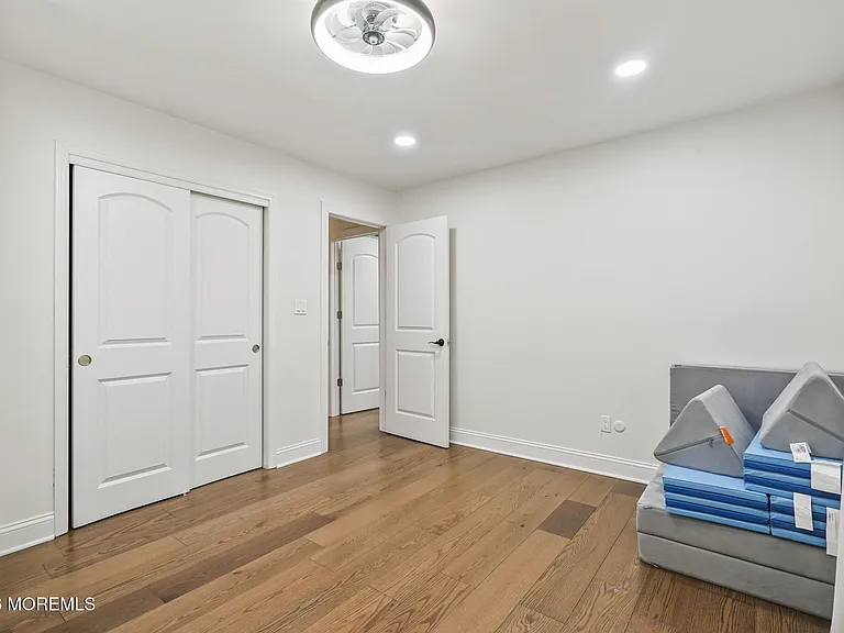 16 Phyllis Pl — Photo 27