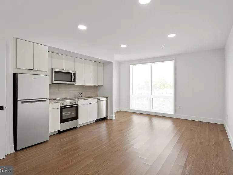 2415 37th St NW #205 — Photo 14