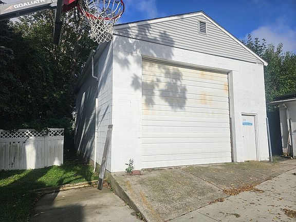 5th image of 130 Winter St