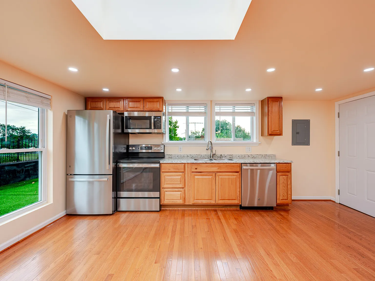 3 bed, 2.5 bath, 2100 sqft, $4,995 — Photo 4