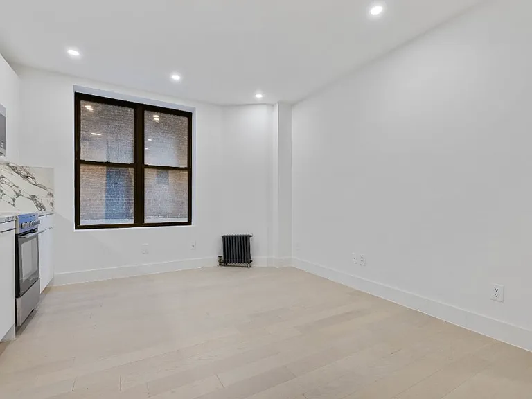 301 W 22nd St #5 — Photo 3
