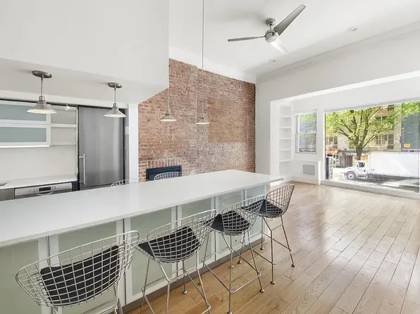 217 W 14th St APT 2F, New York, NY 10011