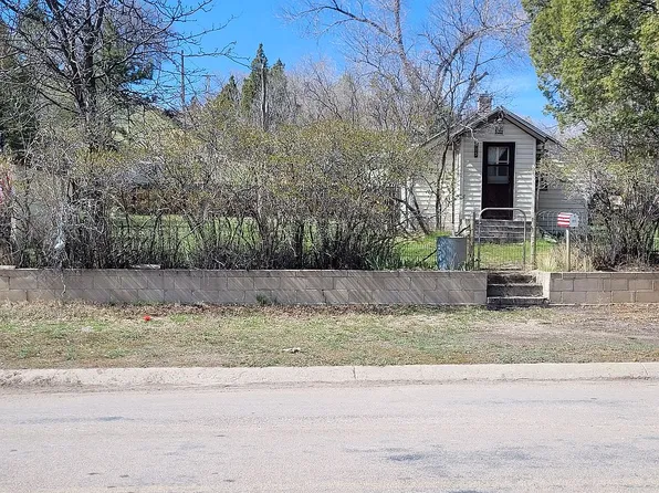 135 E Wentworth St, Newcastle, WY 82701