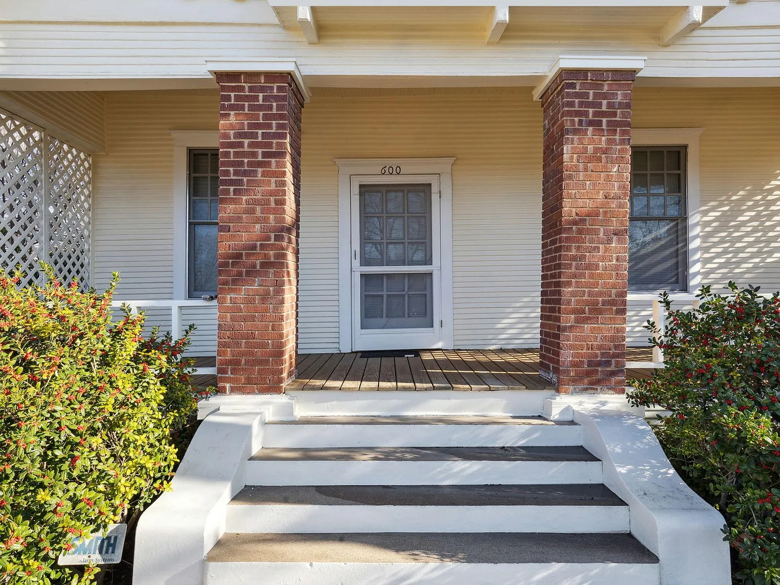 3 bed, 1300 sqft, $1,750 — Photo 1