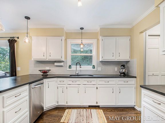 4th image of 5989 Robin Hill Dr. Ne