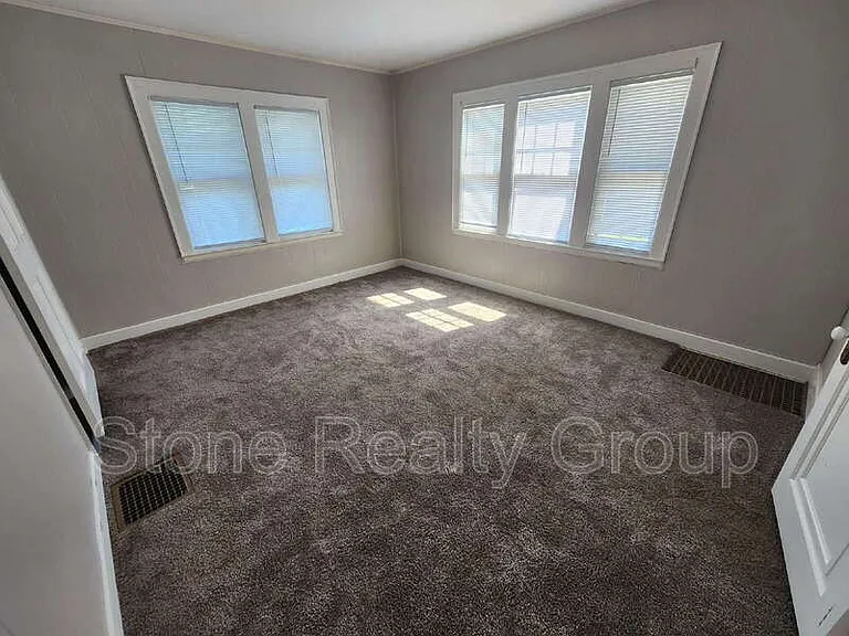 1709 S Center St — Photo 4