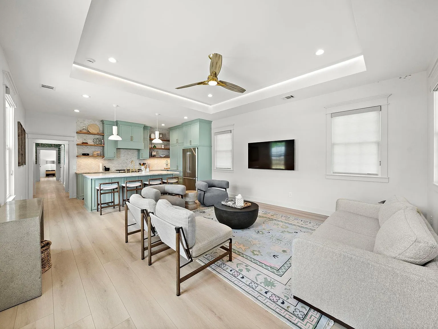 3 bed, 1.0 bath, 1202 sqft, $4,000 — Photo 2