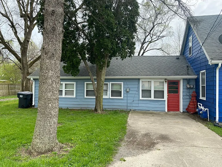 233 W School St — Photo 10