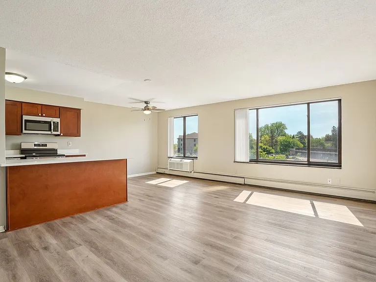 Interlachen Court — Photo 20