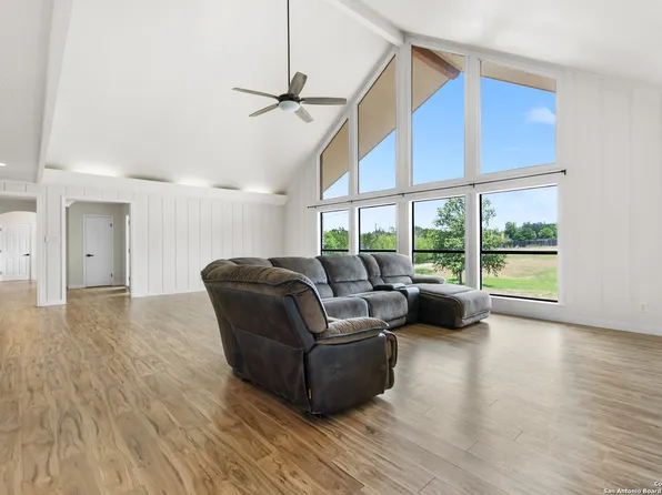 2044 Medina Hwy, Kerrville, TX 78028