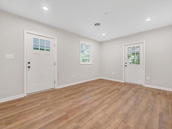 5th image of 81 Bowles Dr