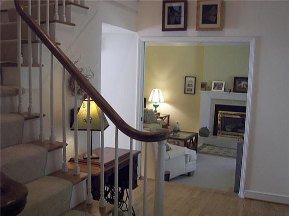 3rd image of 42 Bending Oak Dr