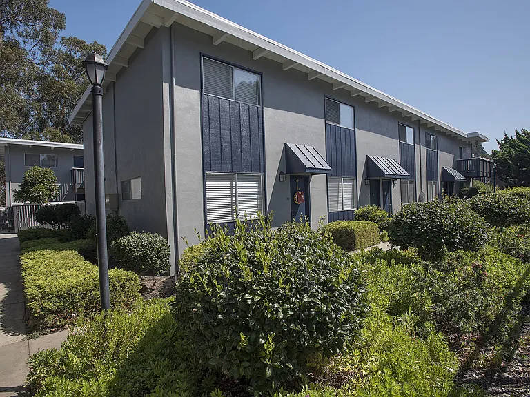 Monterey Townhouse — Photo 40