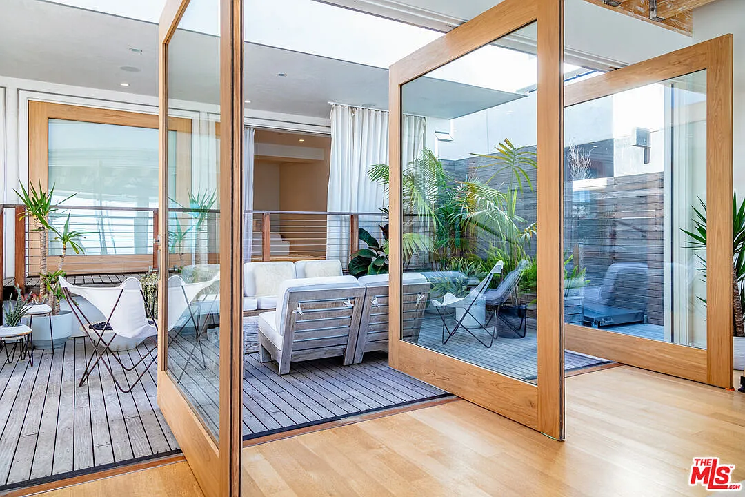 4 bed, 4.5 bath, 4699 sqft, $200,000 — Photo 4
