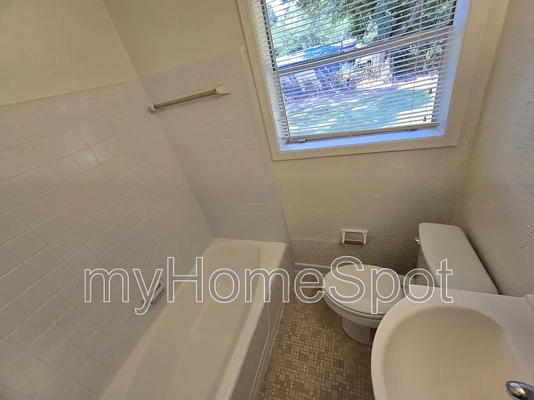 916 Twinbrook Ave — Photo 8