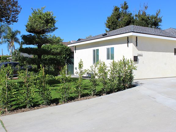 Exterior / Front Yard