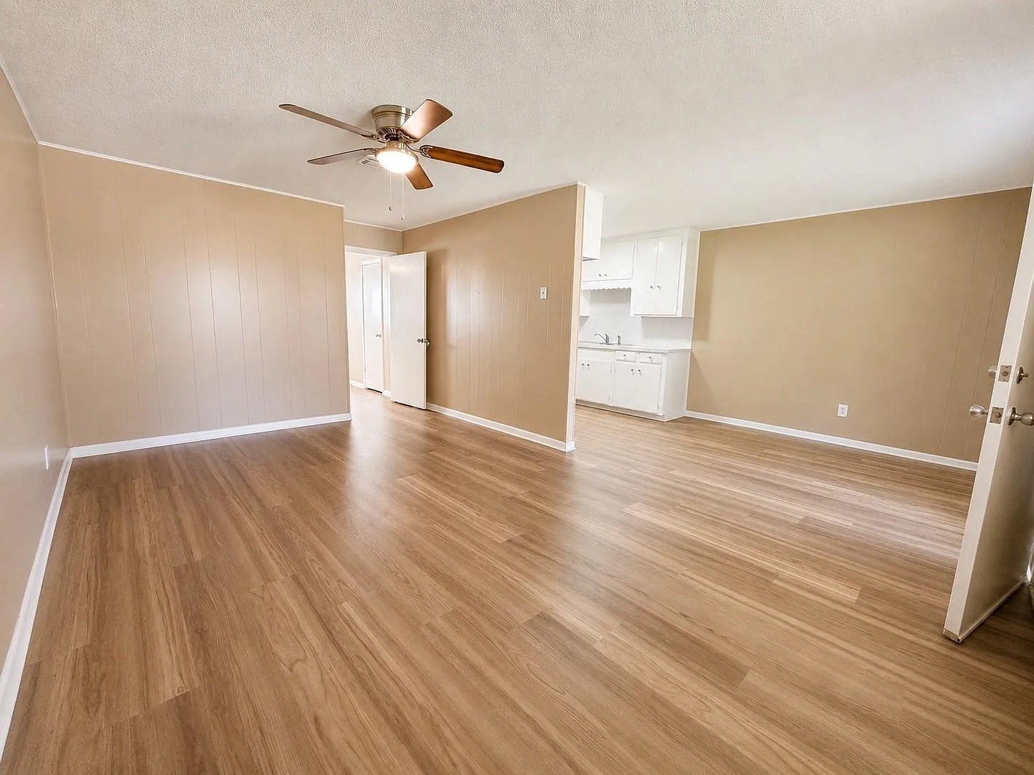 1 bed, 1.0 bath, 896 sqft, $775 — Photo 2