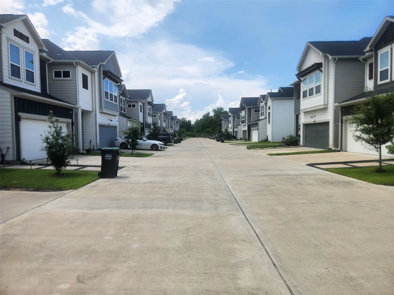3 bed, 2.5 bath, 1523 sqft, $2,300 — Photo 2