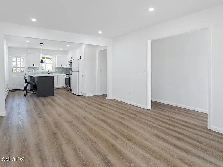 17112 Henry St — Photo 4
