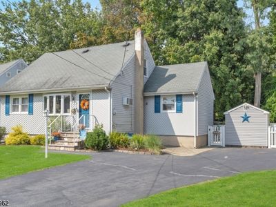 8 Oakwood Ter, Bloomingdale, NJ, 07403