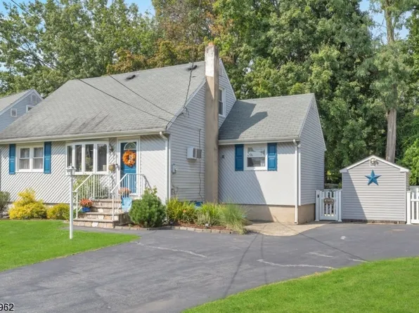 8 Oakwood Ter, Bloomingdale Boro, NJ 07403