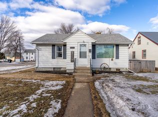 2124 8th Ave N, Grand Forks, ND 58203