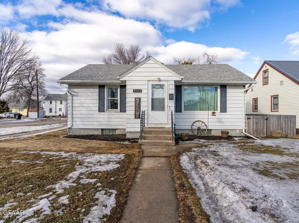 2124 8th Ave N, Grand Forks, ND 58203