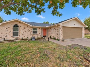 907 Crest Park Dr, Garland, TX 75042