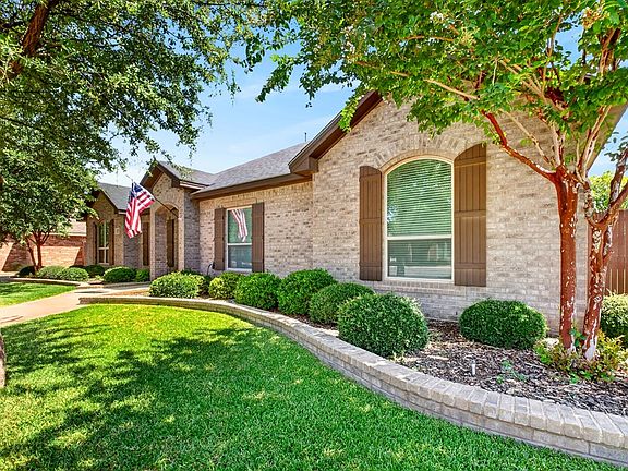 3rd image of 4008 Heritage Oaks Dr