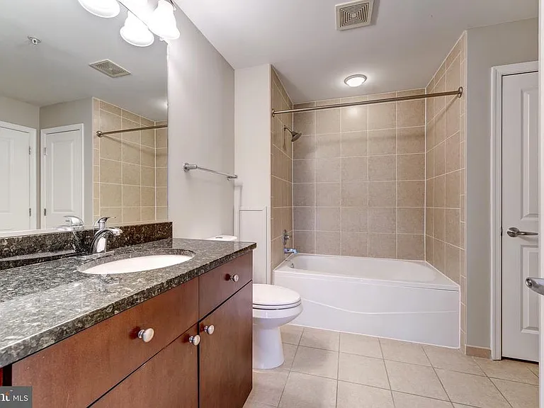 155 Potomac #432 — Photo 13