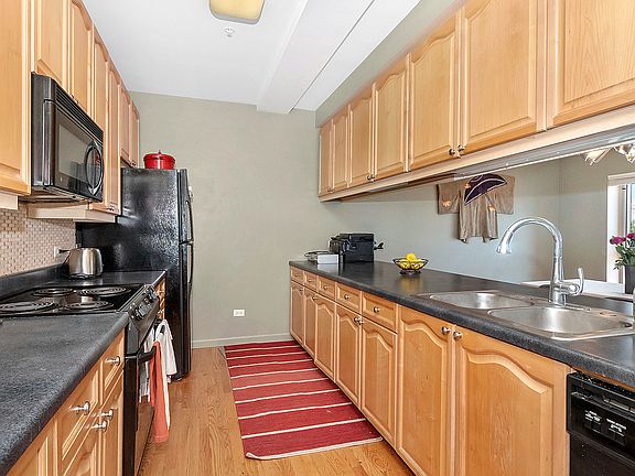 5th image of 1421 Sherman Ave APT 402