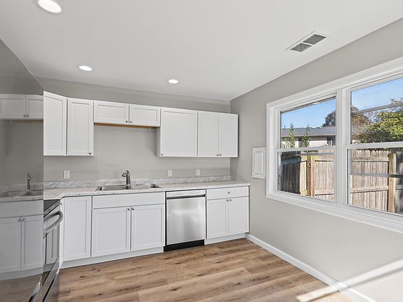 3rd image of 2510 Leeper Dr #B