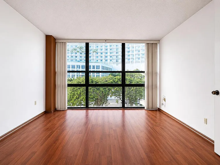 600 NE 36th St #309 — Photo 7