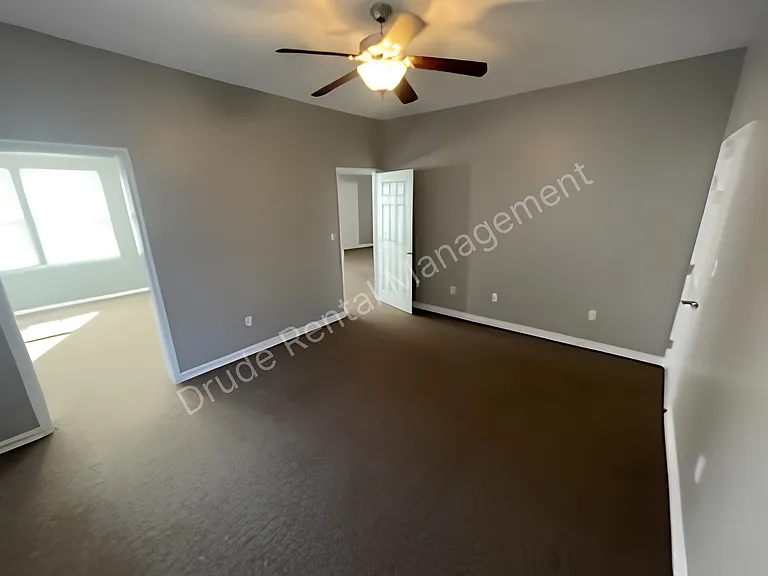 809 E Thomas St — Photo 5
