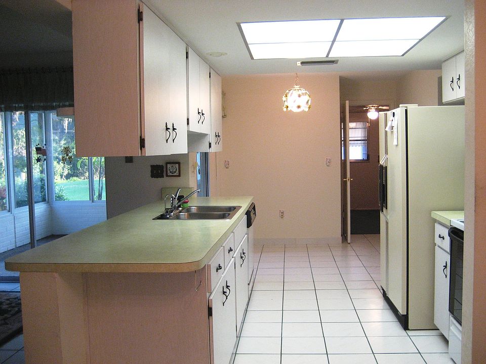 Kitchen w/plenty of cabinets & counter space