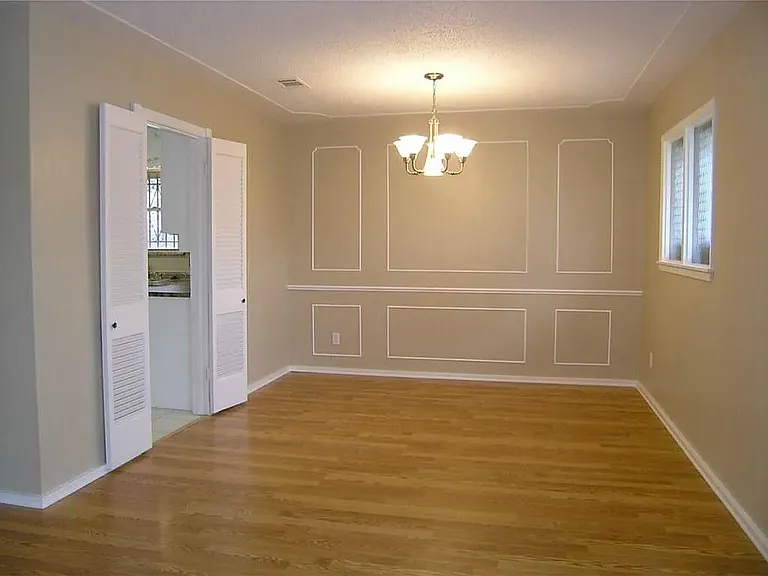 5008 Fall River Dr — Photo 1