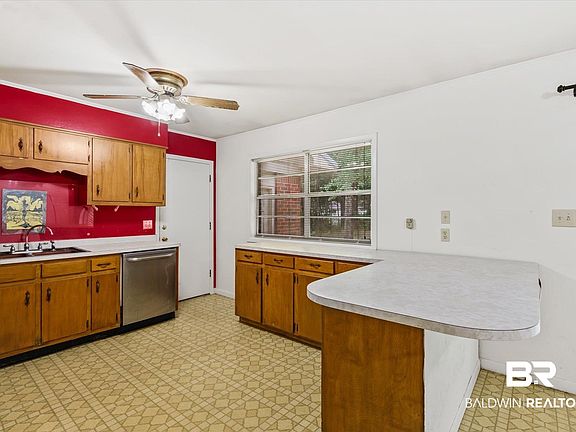 5th image of 410 Azalea St