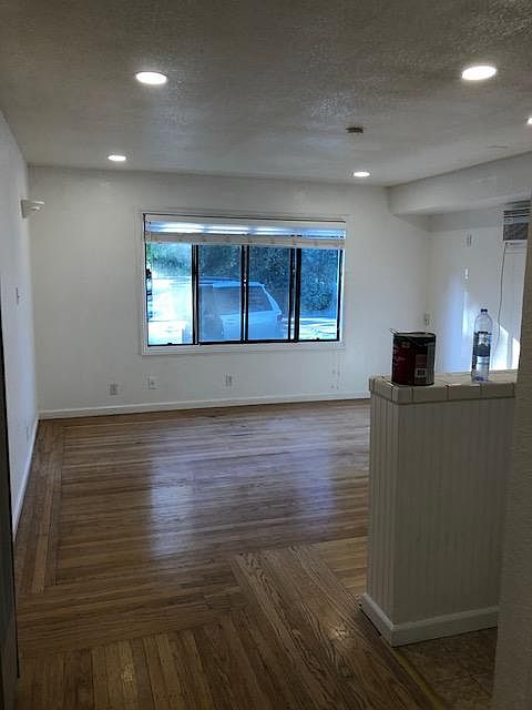 1st image of 190 Greenway Dr