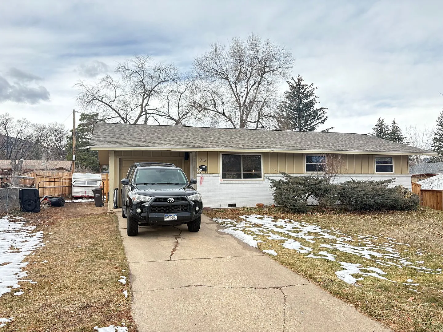 3 Bed 1 Bath Home W/Large Backyard Walking Distance To Everything. — Photo 1