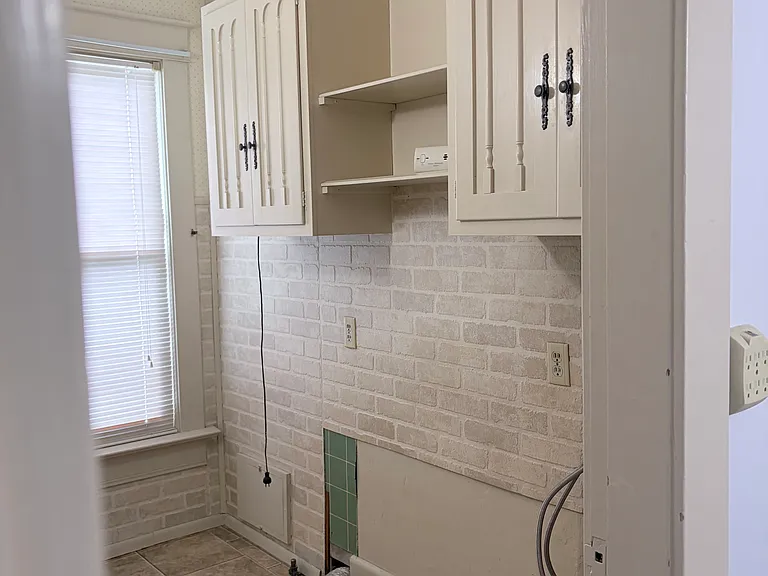 1055 E Market St — Photo 15