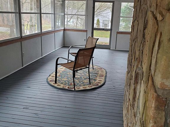 5th image of 139 Sugarbush Cir