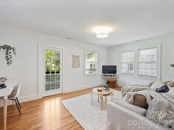 3rd image of 118 N Laurel Ave