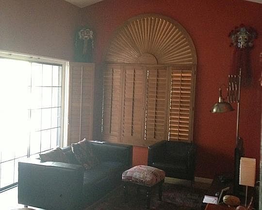 4th image of 925 N College Ave