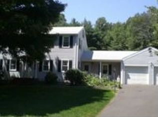 28 Taunton Lake Dr, Newtown, CT 06470