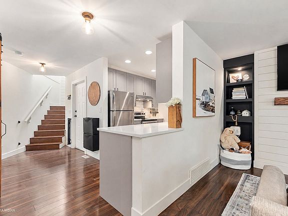3rd image of 123 Laval St #17