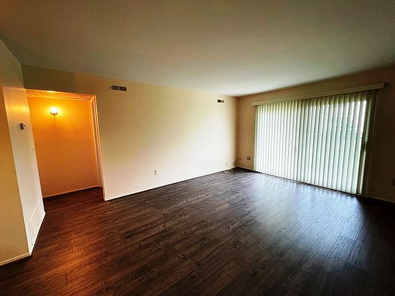 3rd image of 902 Chestnut Hill Dr APT C